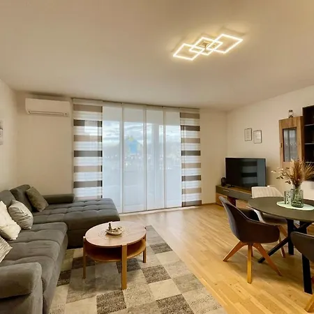 Modernes Cityapartment Mit Murblick